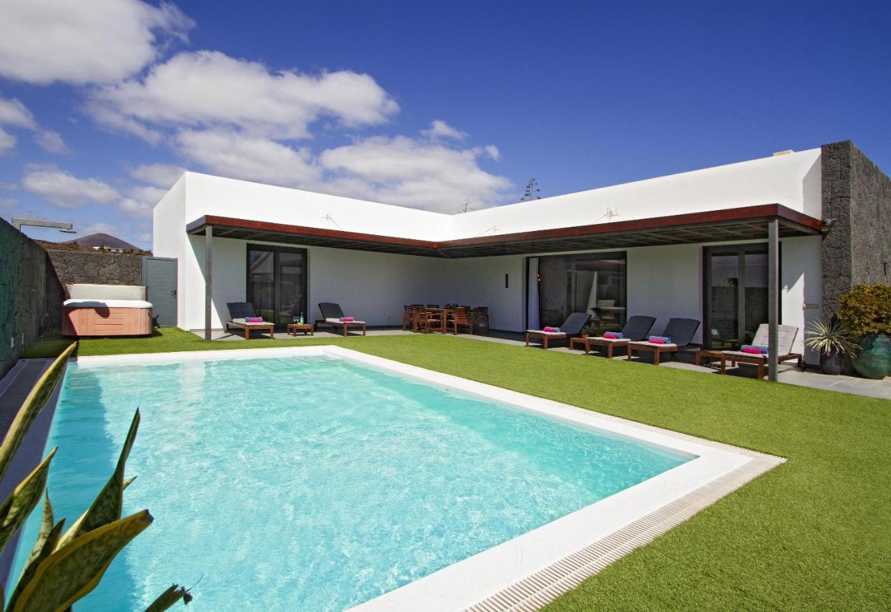 Luxury Los Mojones Villa Short Walk To Old Town Private Heated Pool Villa Los Mojones Angie Puerto Del Carmen ティアス エクステリア 写真